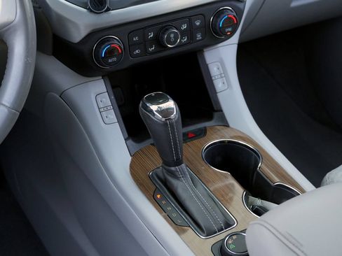 Used 2017 GMC Acadia SLE FWD image 9