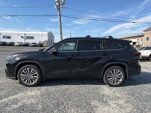Used 2024 Toyota Highlander Platinum image 2