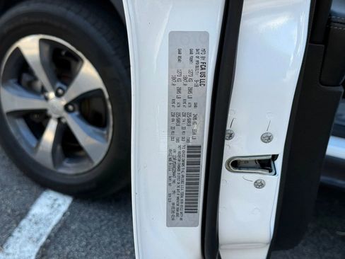 Used 2019 Jeep Cherokee Limited image 24