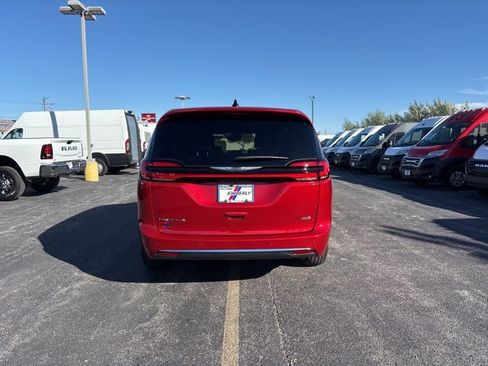 New 2026 Chrysler Pacifica Select image 4