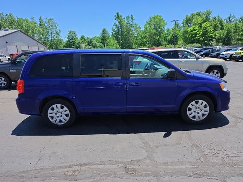 Used 2018 Dodge Grand Caravan SE w/ UConnect Hands-Free Group FWD image 2