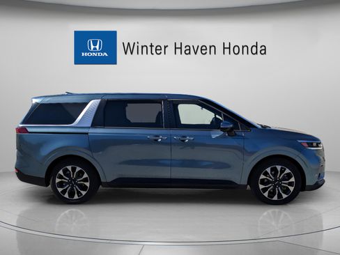 Used 2023 Kia Carnival EX image 9