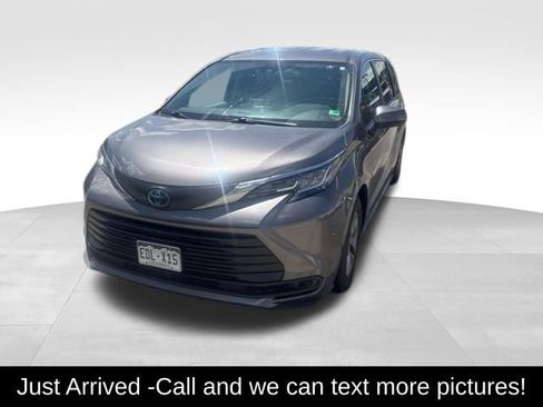 Used 2022 Toyota Sienna LE FWD image 1