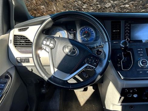 Used 2018 Toyota Sienna XLE w/ XLE Navigation Package image 5