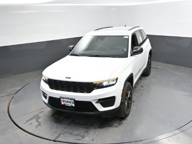 Used 2025 Jeep Grand Cherokee Altitude AWD/4WD image 40