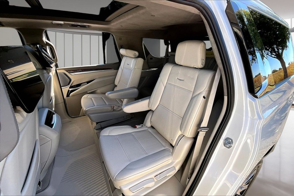 Certified 2025 Cadillac Escalade Premium Luxury Platinum w/ LPO, Floor Liner Package AWD/4WD image 28