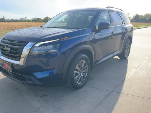 Used 2025 Nissan Pathfinder SV FWD image 3