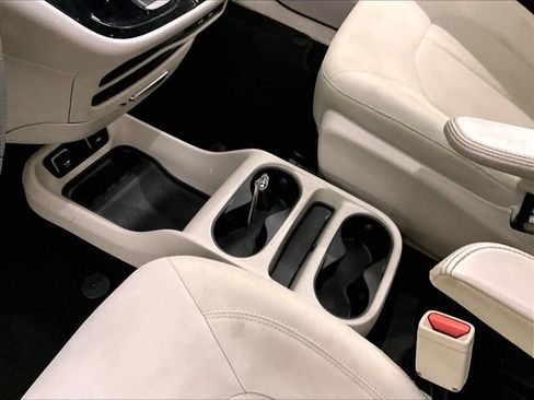 Used 2017 Chrysler Pacifica Touring w/ Tire & Wheel Group FWD image 16
