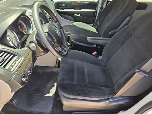 Used 2019 Dodge Grand Caravan SE w/ UConnect Hands-Free Group FWD image 7