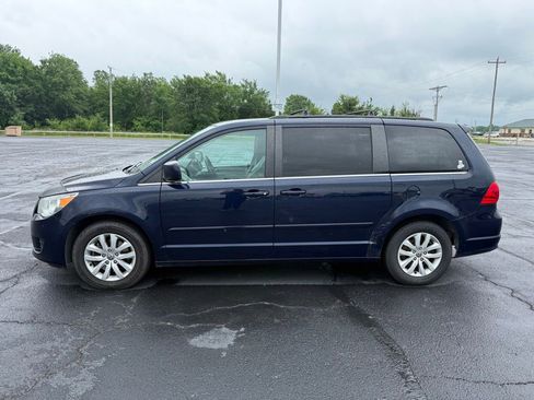 Used 2013 Volkswagen Routan SE FWD image 2