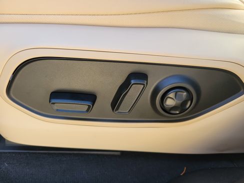 Used 2024 Jeep Grand Cherokee Limited w/ Luxury Tech Group II image 14