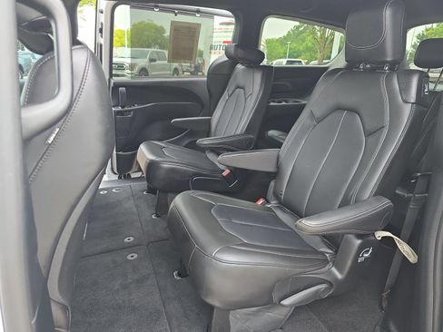 Used 2024 Chrysler Pacifica Touring-L w/ S Appearance Package FWD image 14
