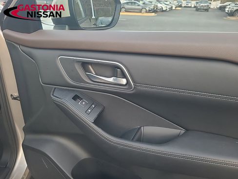 Used 2021 Nissan Rogue SL w/ Premium Package image 19