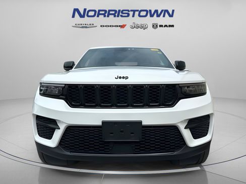 Certified 2023 Jeep Grand Cherokee Altitude AWD/4WD image 2