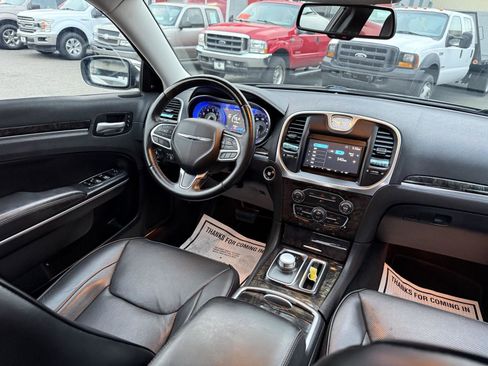 Used 2018 Chrysler 300 Limited image 17