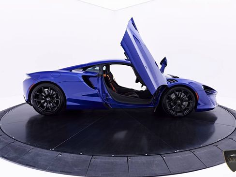 Used 2025 McLaren Artura RWD image 27