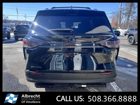 Used 2025 Toyota Sienna XLE Woodland Edition image 4