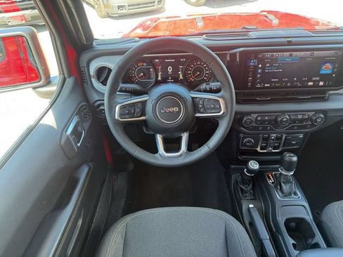 Used 2026 Jeep Wrangler Unlimited Sahara AWD/4WD image 15