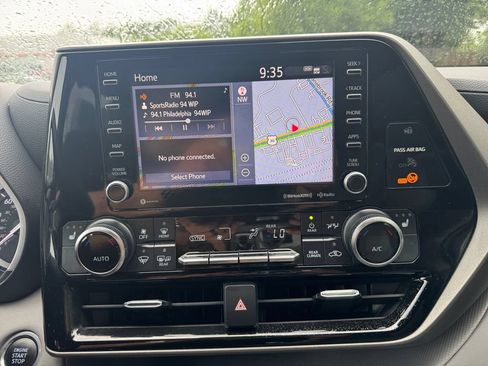 Used 2021 Toyota Highlander XLE AWD/4WD image 22
