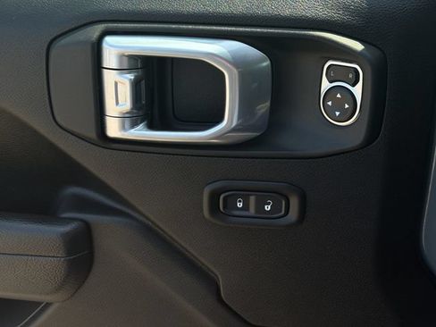Used 2024 Jeep Wrangler Unlimited AWD/4WD image 15
