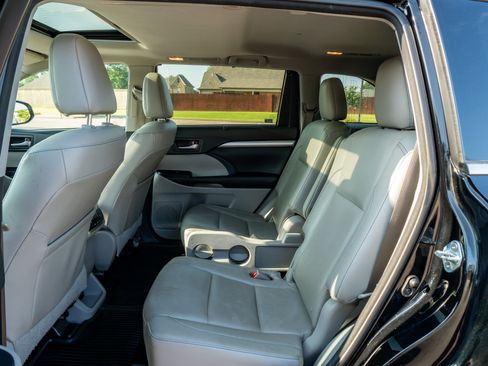 Used 2016 Toyota Highlander XLE AWD/4WD image 15