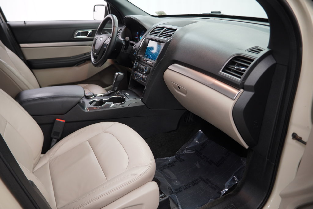 Used 2018 Ford Explorer XLT w/ Equipment Group 202A AWD/4WD image 41
