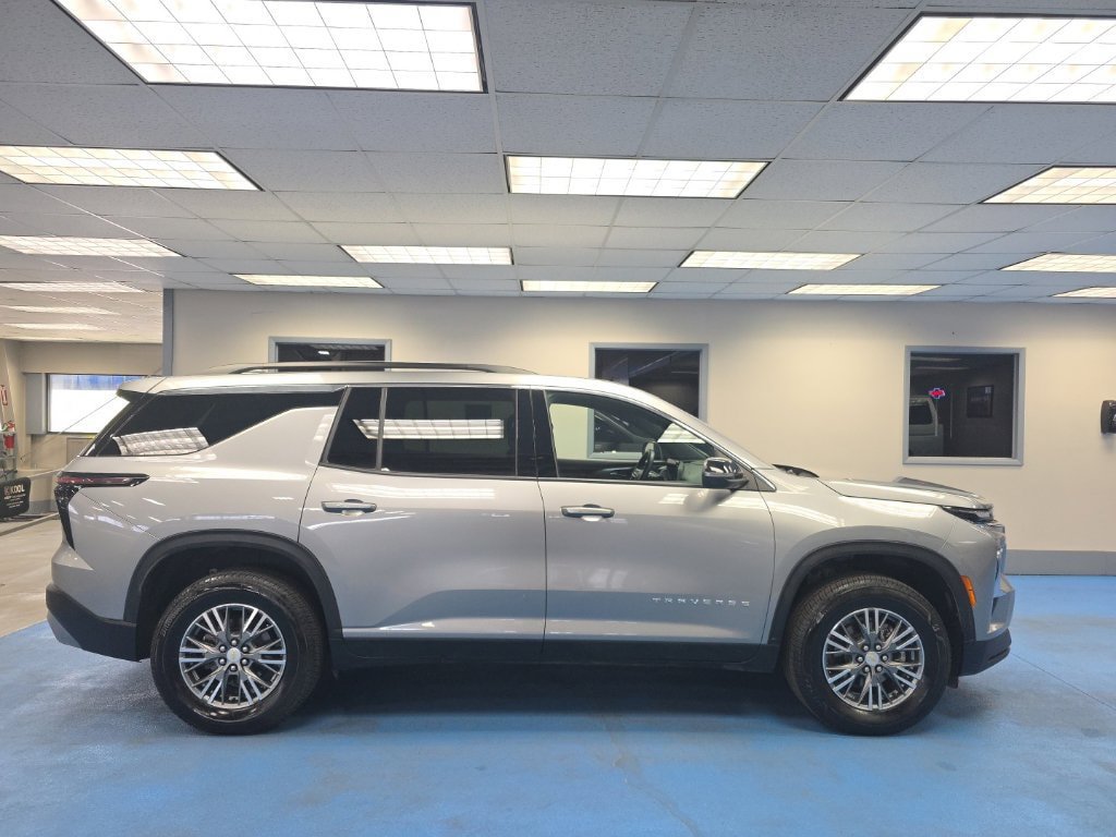 Certified 2026 Chevrolet Traverse LT FWD image 2