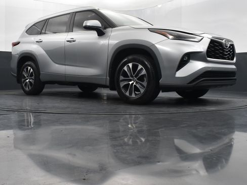 Used 2024 Toyota Highlander XLE image 41