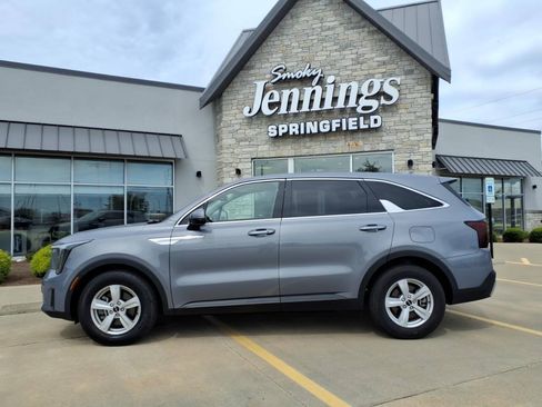 Used 2025 Kia Sorento LX FWD image 1