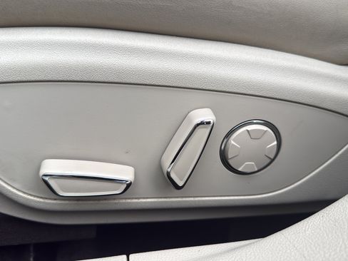 Used 2017 Lincoln MKZ Reserve FWD image 10