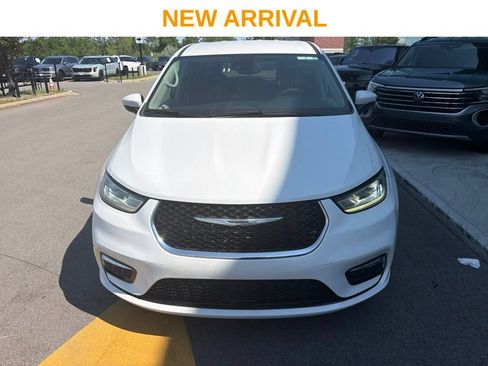 Used 2023 Chrysler Pacifica Touring-L FWD image 2