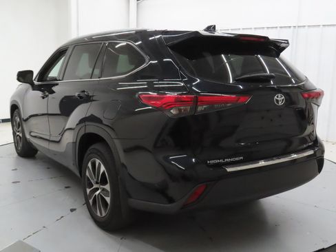 Used 2022 Toyota Highlander XLE AWD/4WD image 6