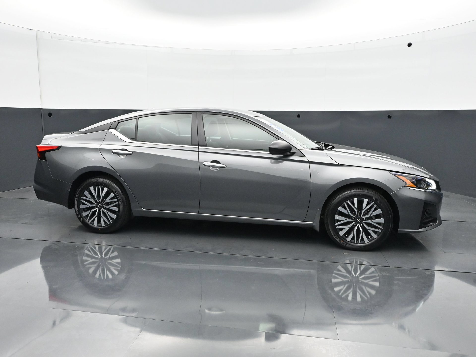 Used 2024 Nissan Altima 2.5 SV AWD/4WD image 8