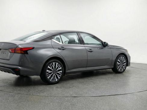 Used 2025 Nissan Altima 2.5 SV image 9