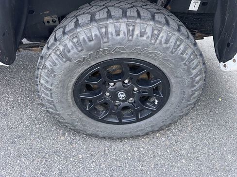 Used 2020 Toyota Tacoma SR5 AWD/4WD image 16