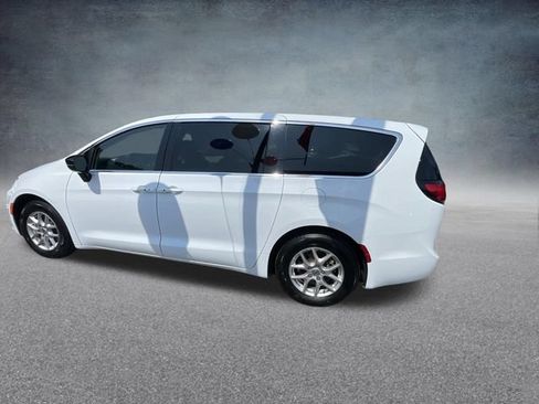 Used 2024 Chrysler Pacifica Touring-L FWD image 12