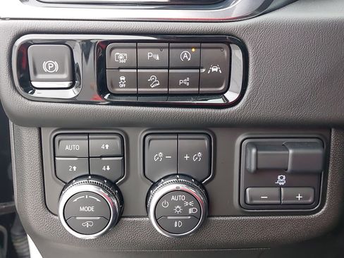 Used 2025 GMC Yukon Denali w/ Sun & Power Step Package AWD/4WD image 30