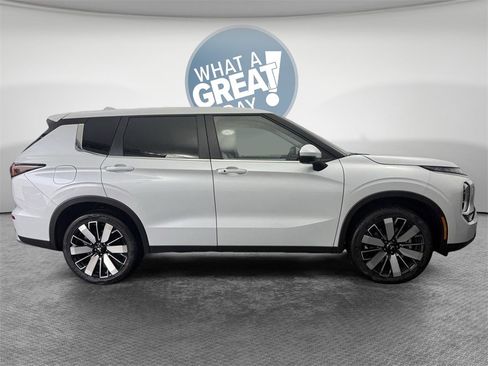 New 2025 Mitsubishi Outlander ES image 2