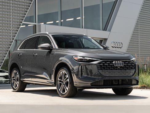 Certified 2025 Audi Q5 Premium w/ Convenience Package AWD/4WD image 1