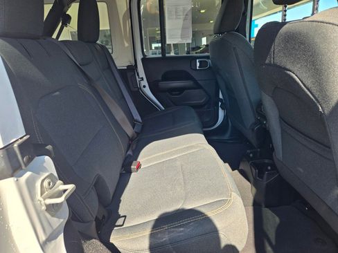 Used 2025 Jeep Wrangler Sahara image 10