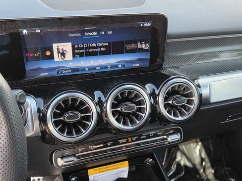 Used 2025 Mercedes-Benz GLB 250 image 9