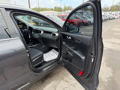 Used 2018 Kia Sorento LX image 9