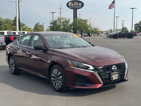 Used 2024 Nissan Altima 2.5 SV FWD image 3
