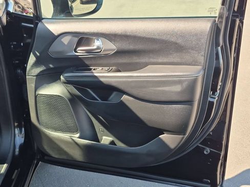 Used 2025 Chrysler Pacifica Select FWD image 34