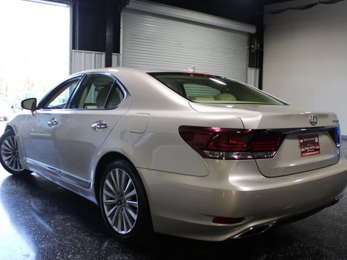 Used 2013 Lexus LS 460 w/ Comfort Pkg image 6