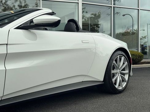 Used 2023 Aston Martin V8 Vantage Roadster RWD image 19