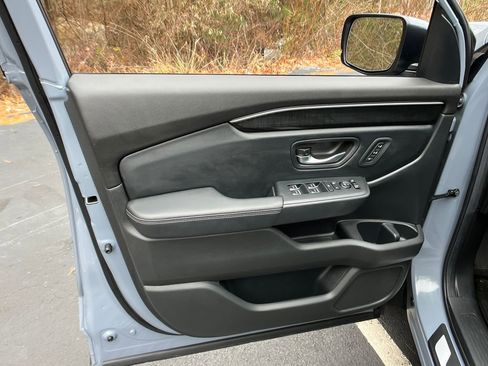 Used 2025 Honda Pilot Elite image 11