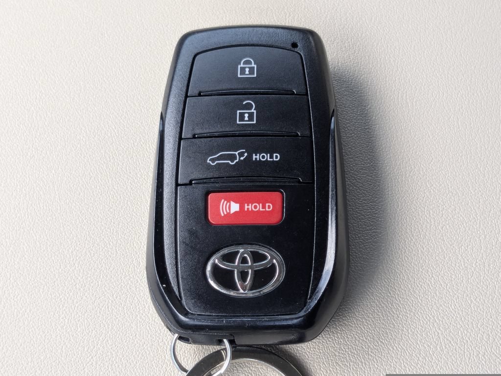Used 2024 Toyota Highlander XLE FWD image 38