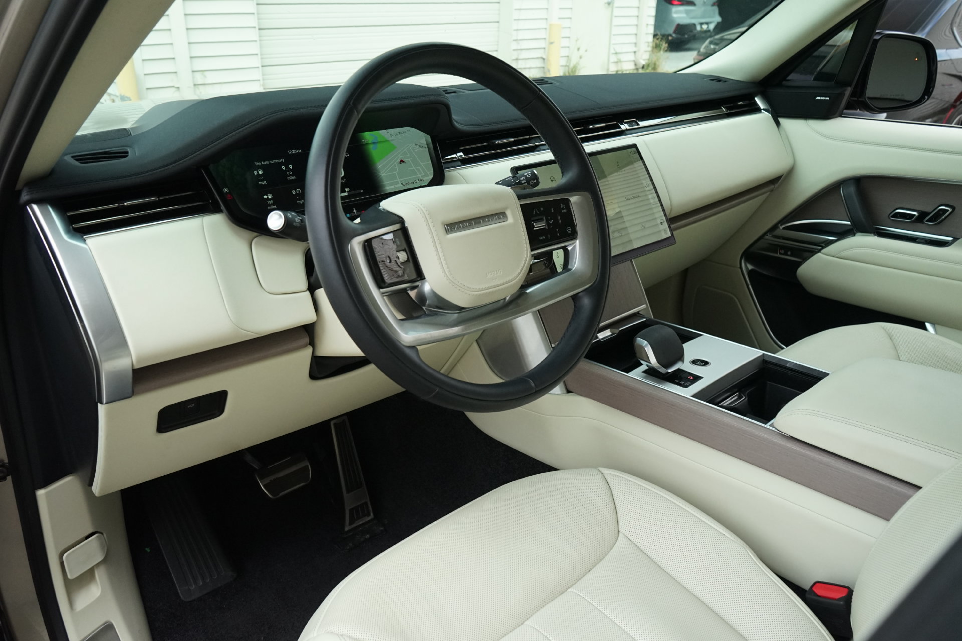 Used 2024 Land Rover Range Rover Long Wheelbase SE AWD/4WD image 2