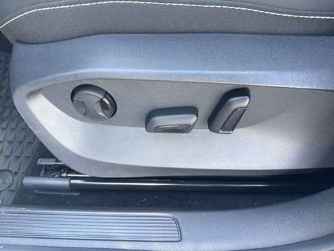 New 2024 Volkswagen Taos SE image 10